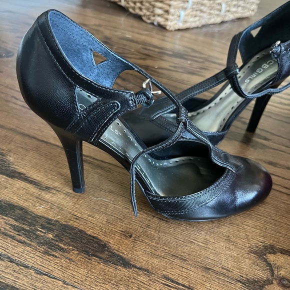 BCBG t-strap pumps - Picture 4 of 5